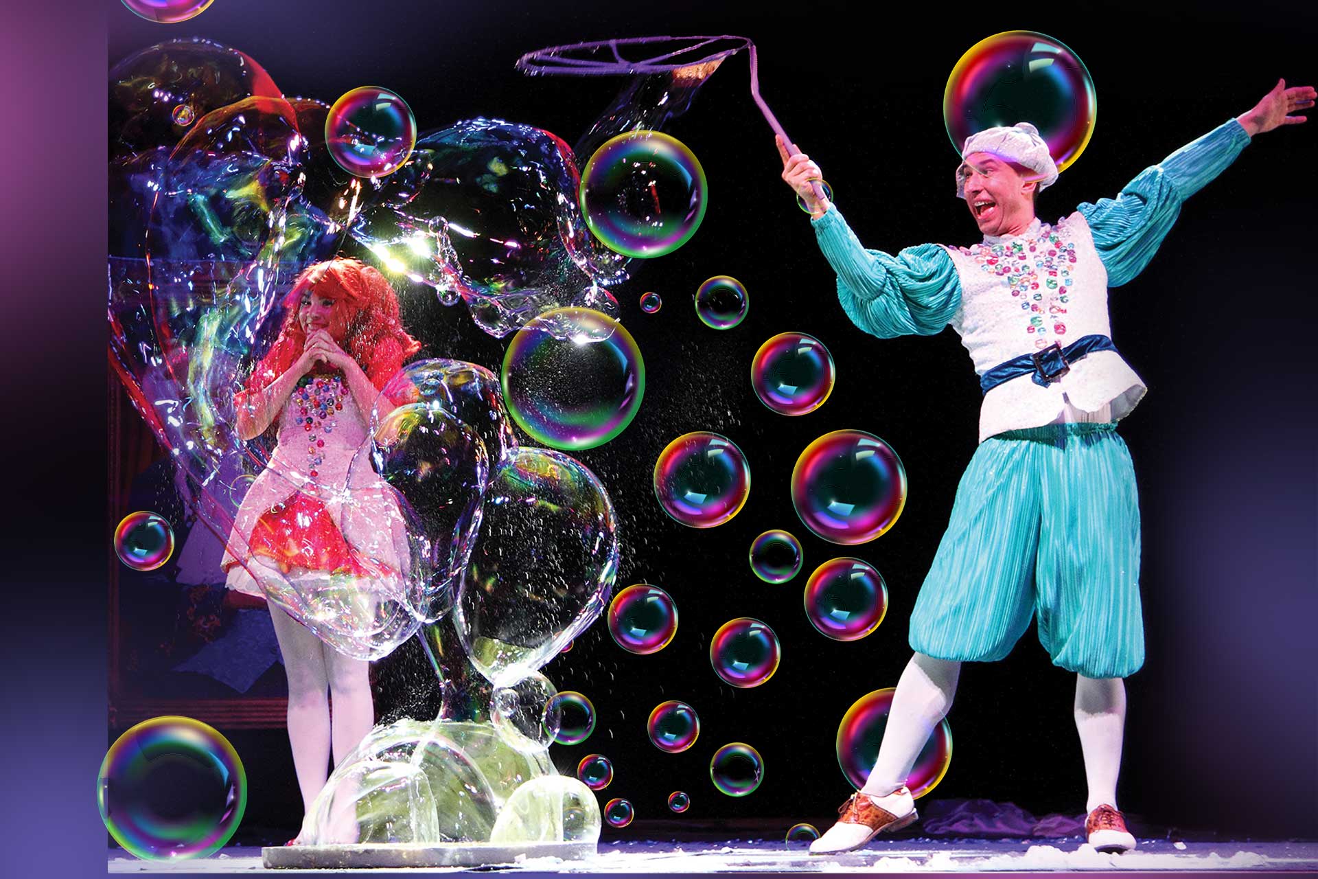 Artyści Teatru Baniek Mydlanych podczas widowiska na scenie